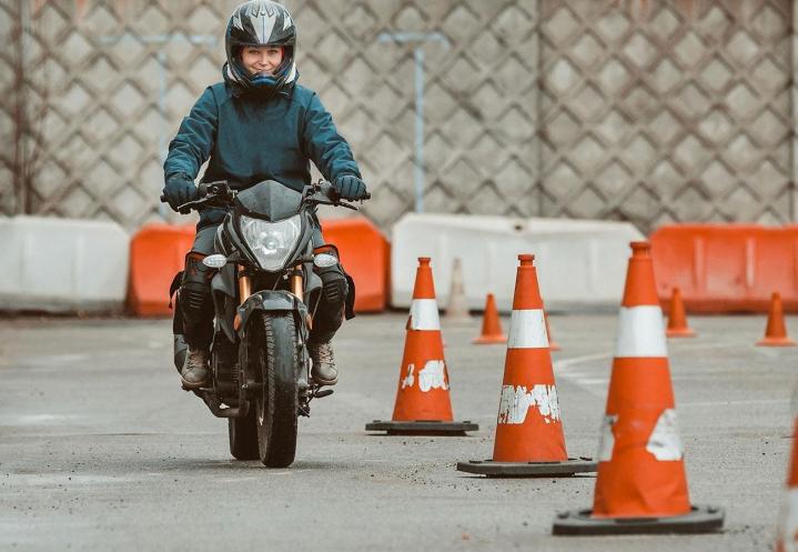 Quels sont les examens pratiques et théoriques nécessaires pour obtenir mon permis moto ? Belfort